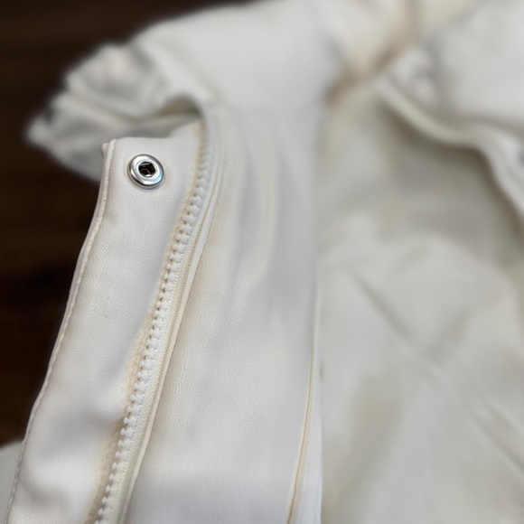 ZARA White Faux Leather Puffer Vest – Cropped - Picture 4 of 6